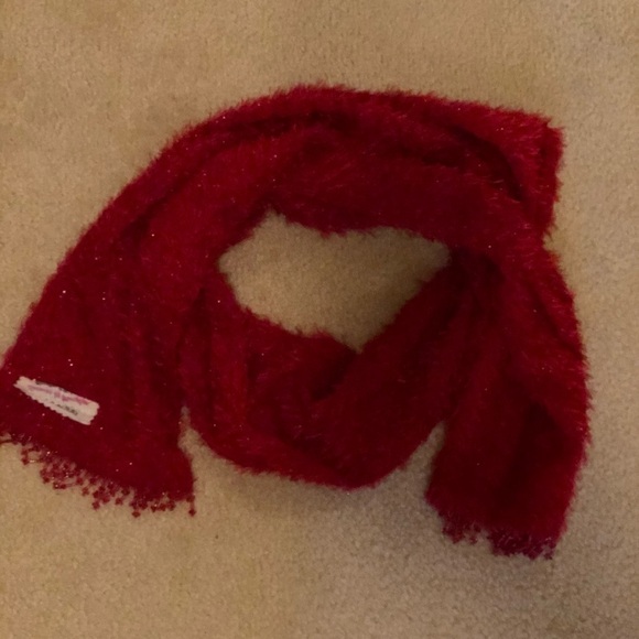 Red scarf with fringe - Picture 1 of 5